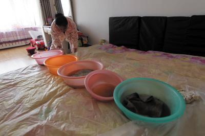 突泉楼上漏水，住户失联，小区没物管，业主维权难！律师来支招……